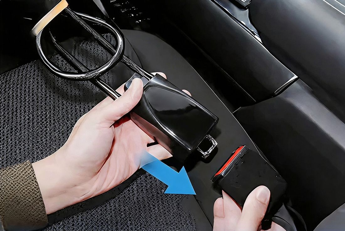 Locking end clicking into the seatbelt buckle